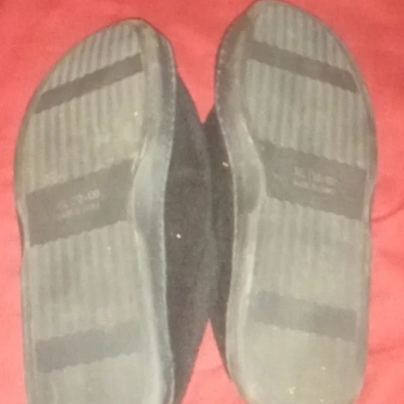 A pair of extra large slippers - Picture 3 of 4